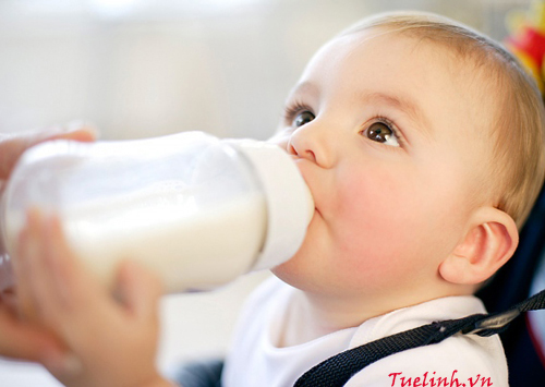 trẻ uống sữa ngoài có ảnh hưởng gì không