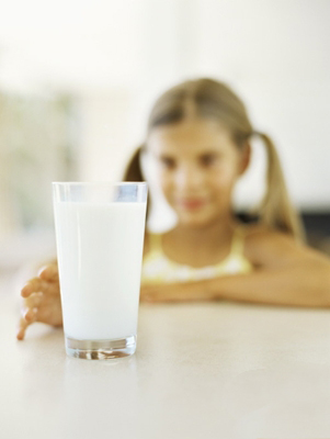 Cho trẻ uống sữa canxi liệu chừng đã đủ ?