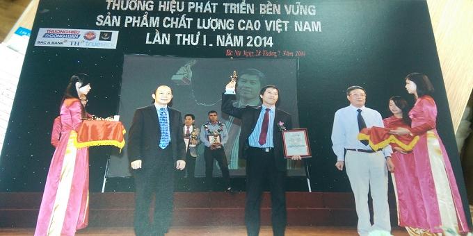 Đại diện công ty TNHH Tuệ Linh Ông Dương Thanh Tuấn – GĐ BHTQ đón nhận giải thưởng
