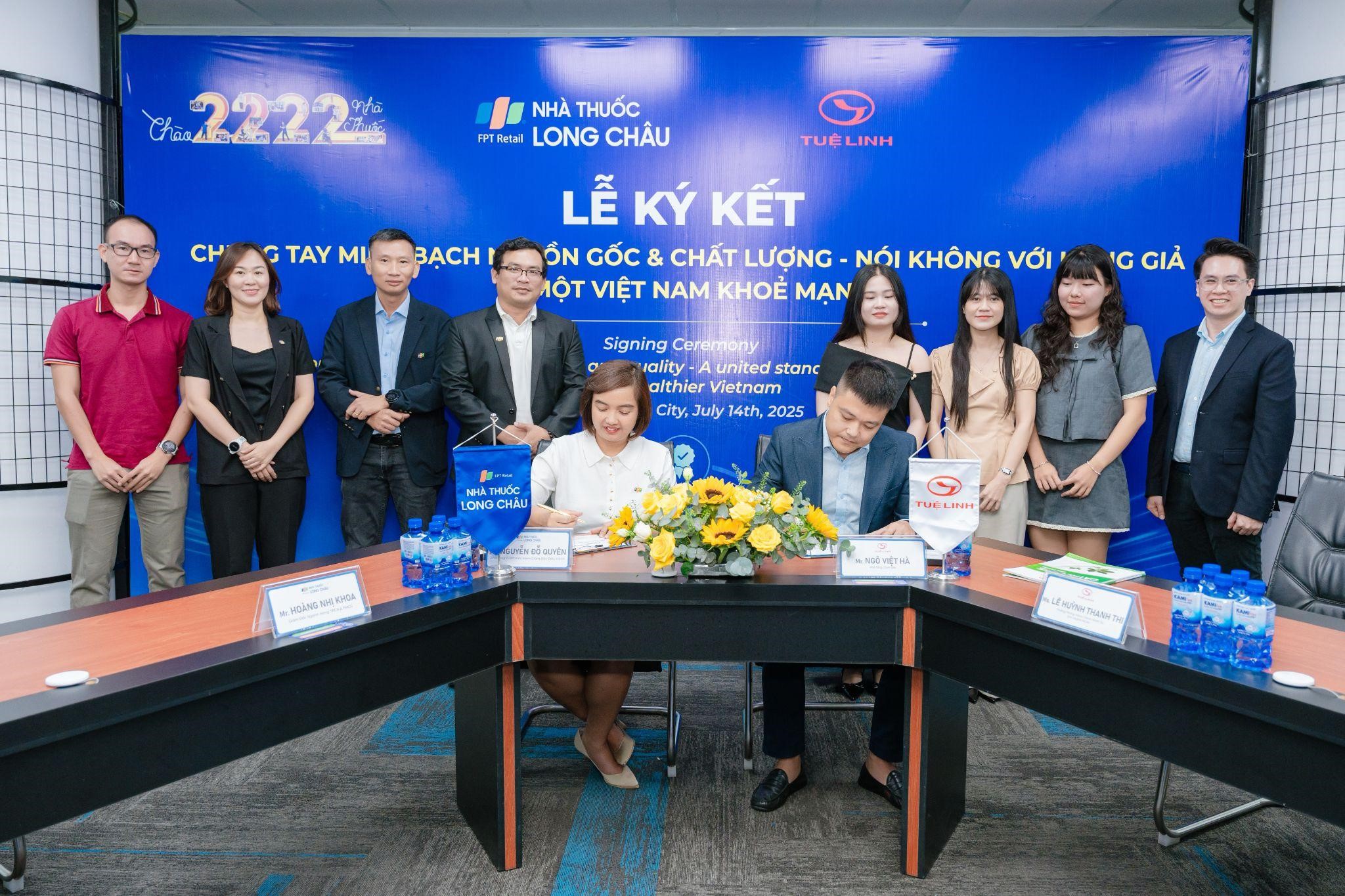 Đại diện Tuệ Linh và Long Châu tại buổi lễ ký kết ‘Liên minh minh bạch’